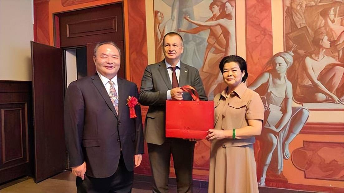 中国艺术名家代表团访问莫斯科国立工艺美术学院